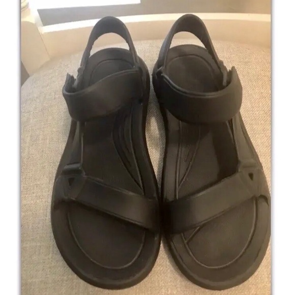 Brand new Womens black size 10 waterproof sandals. - Picture 2 of 4